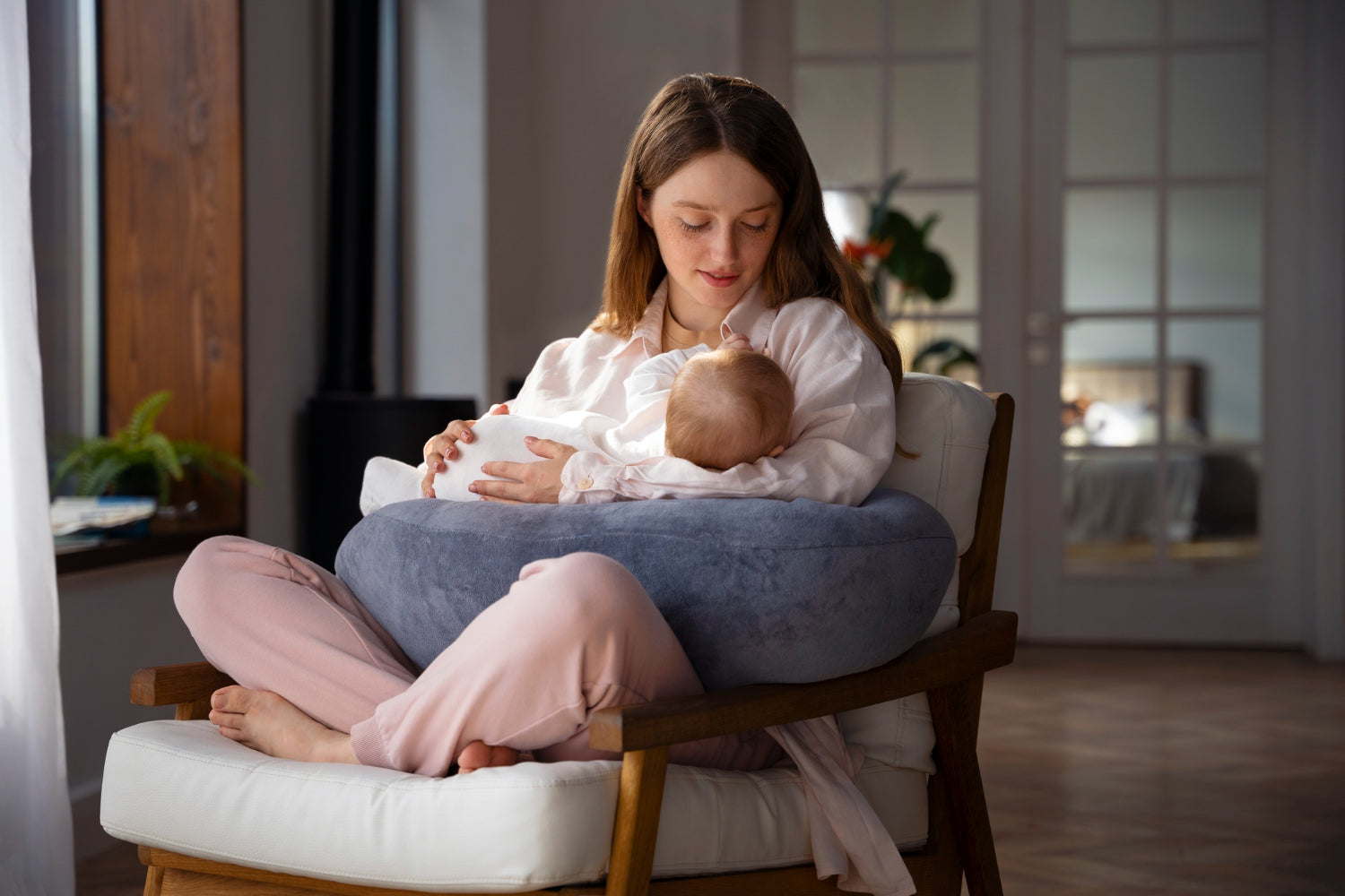 Mutter beim Stillen ihres Babys