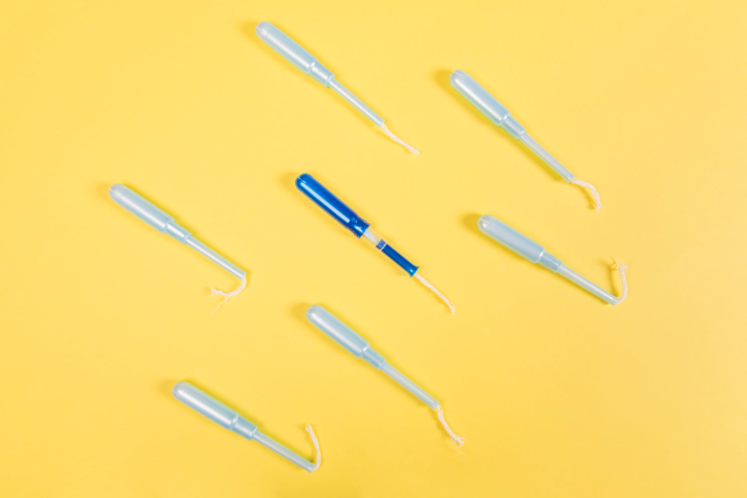 Interdentalbürsten auf gelbem Hintergrund