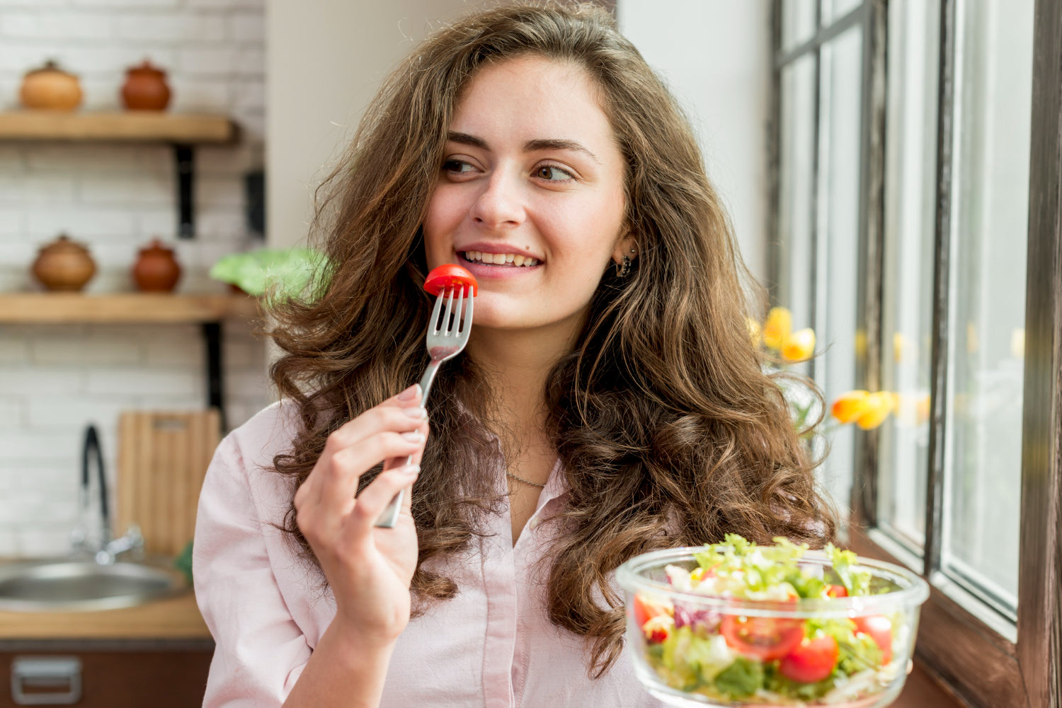 Junge Frau isst einen Salat