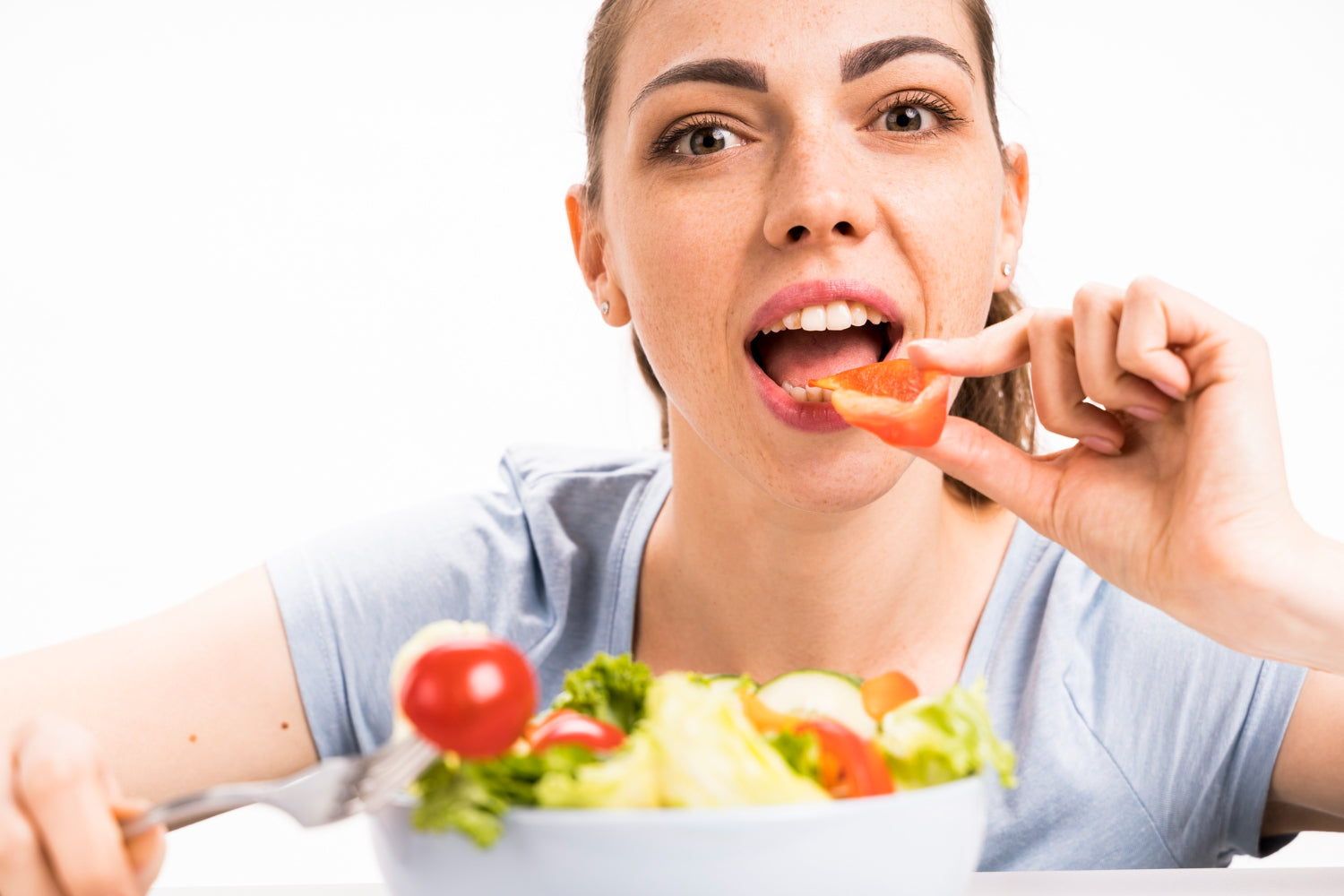 Frau mit einer Schüssel voller Salat vor sich