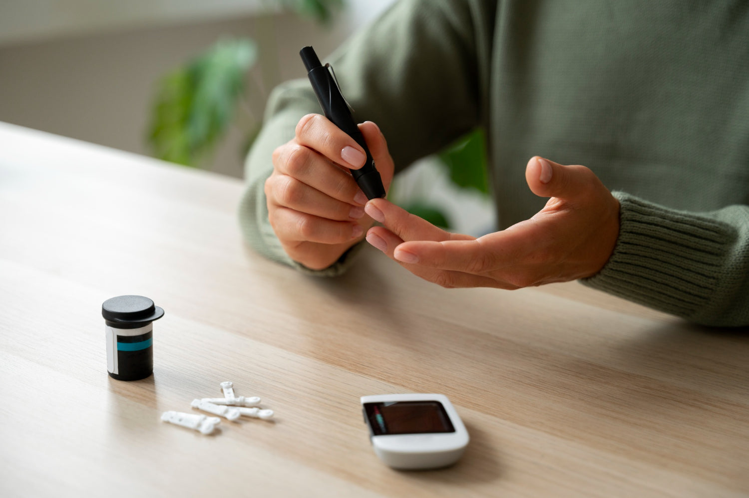 Diabetikerin, die ihren Blutzuckerspiegel kontrolliert