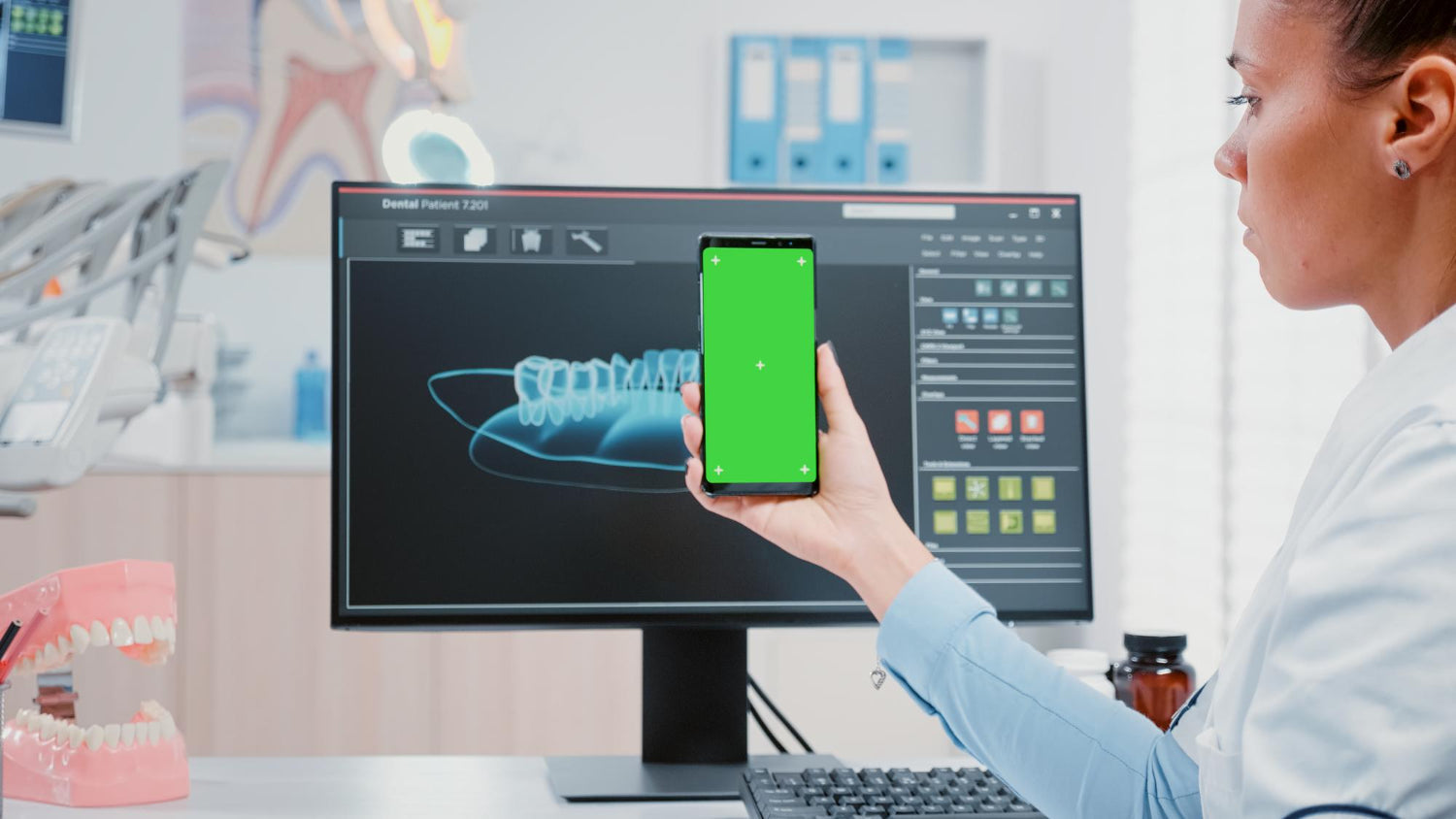 Zahnärzti hält Mobiltelefon mit Mockup-Vorlage und isolierten Hintergrund für Zahnpflege und Zahnmedizin.
