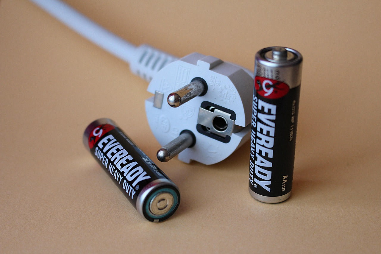 Zwei Batterien und ein Stecker von elektrischen Kabel