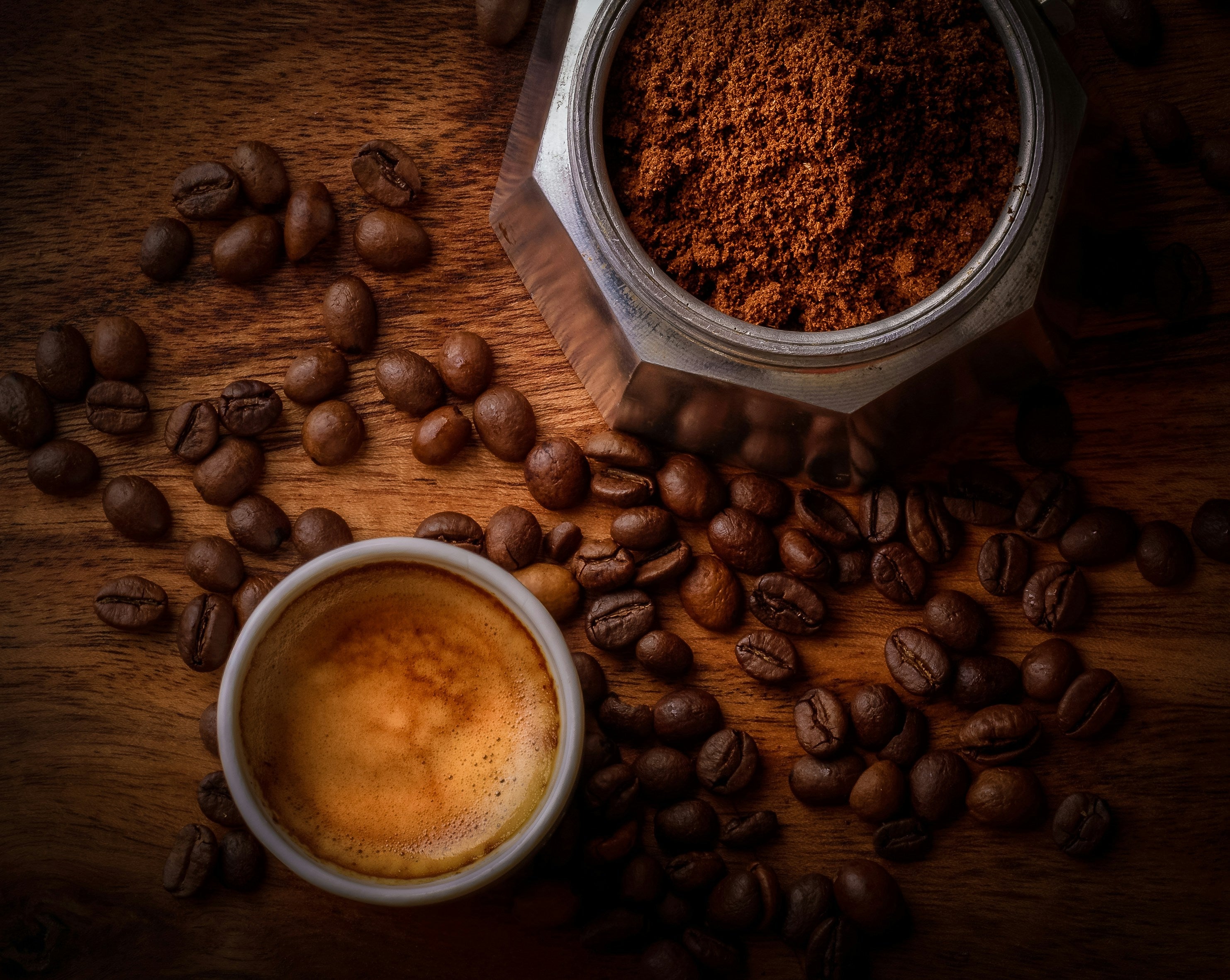 Kaffee und Kaffeebohnen
