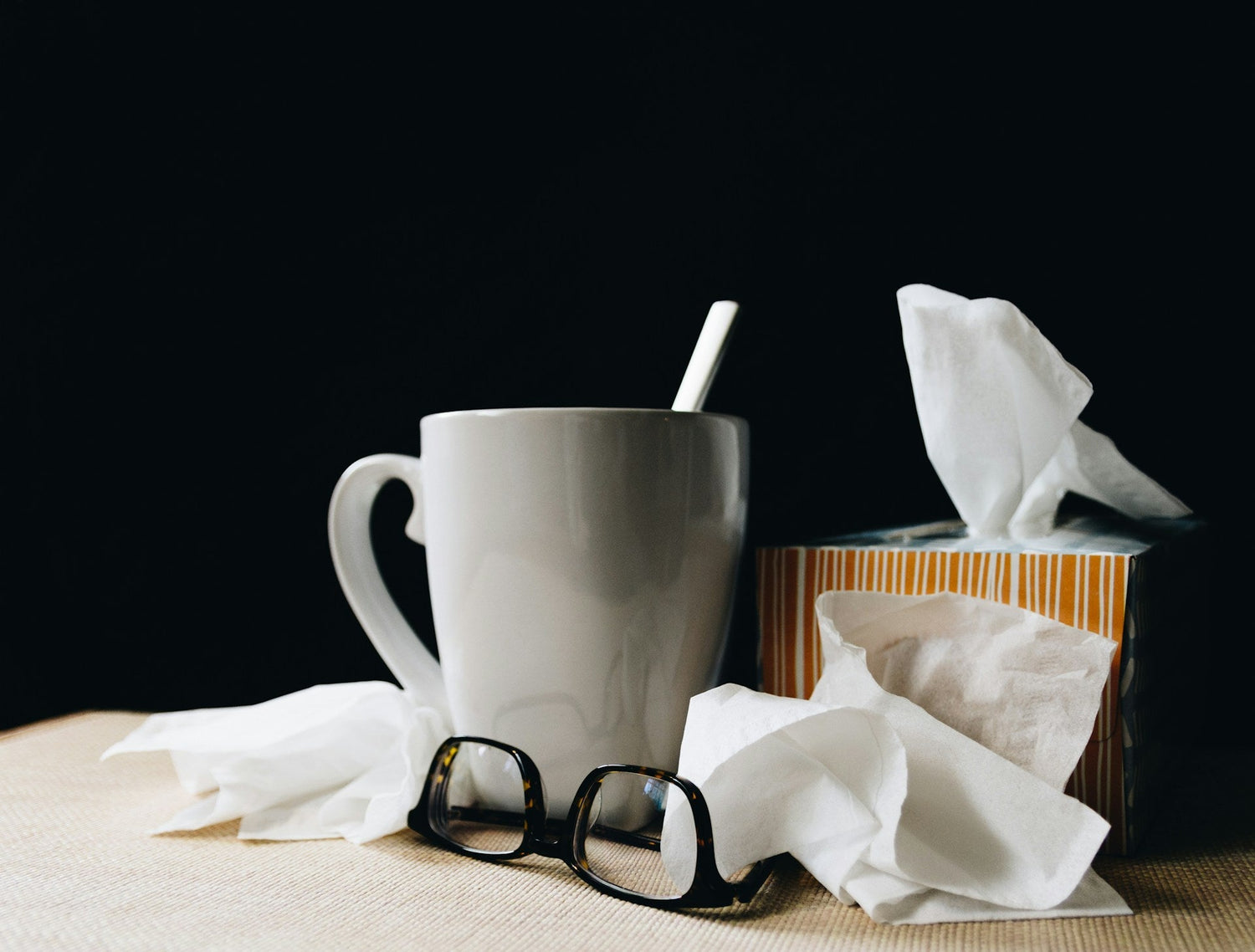 Teetasse und Taschentücher bei Erkältung