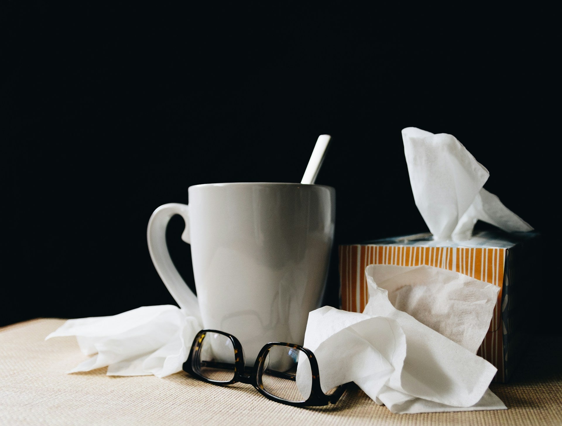 Teetasse und Taschentücher bei Erkältung