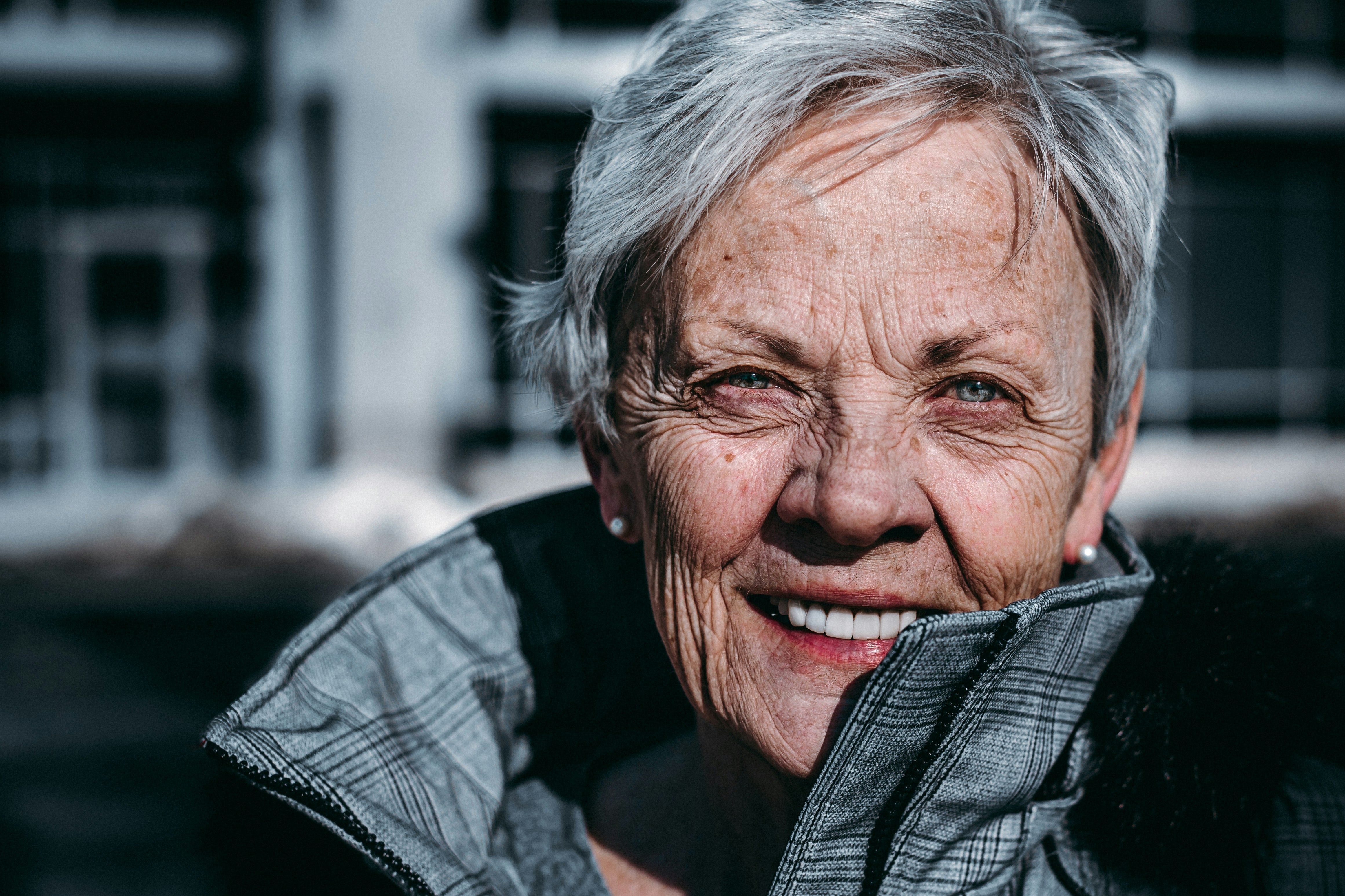 Ältere Dame mit strahlend weißen Zähnen