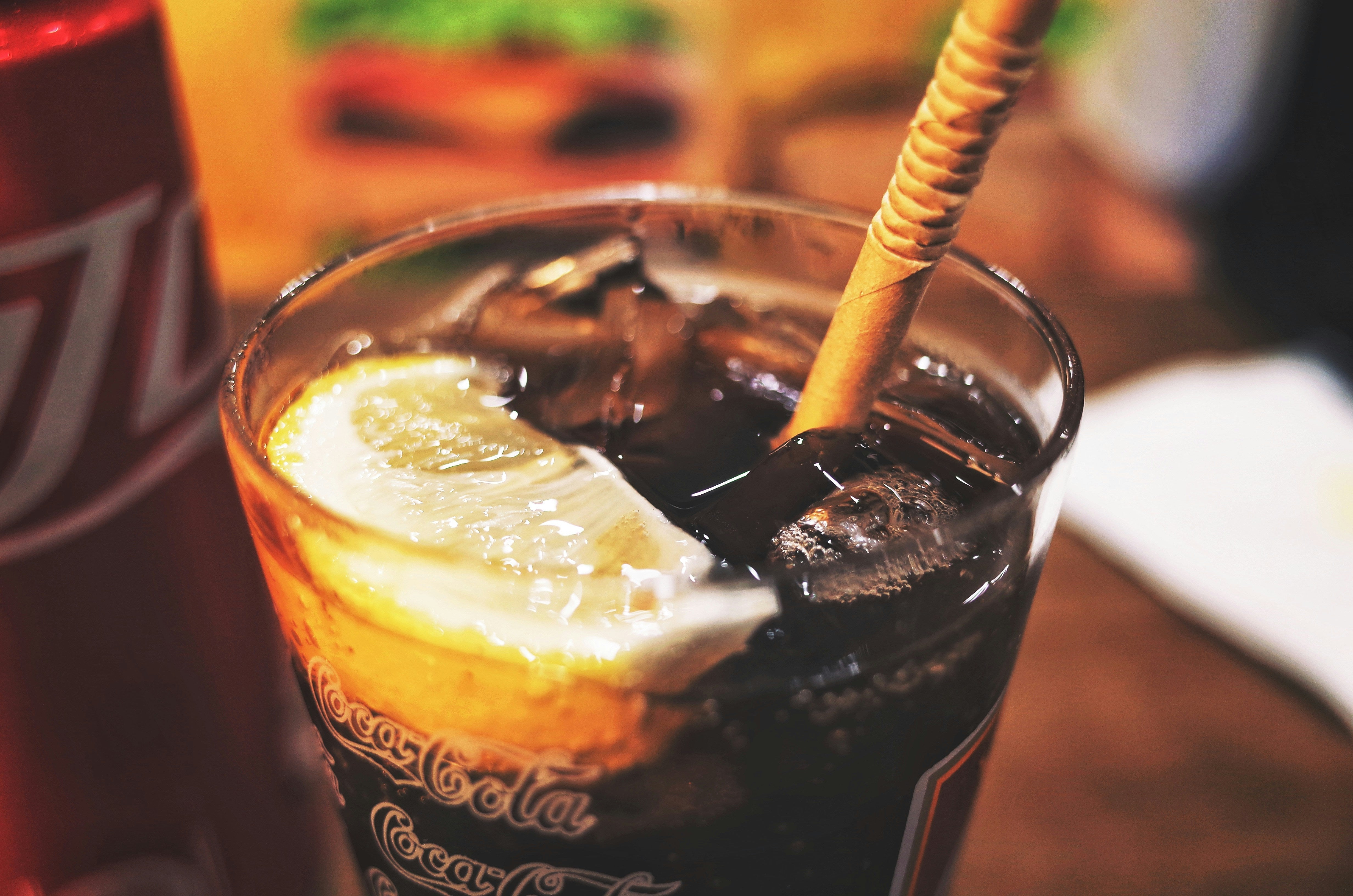 Glass mit Coca-Cola schlecht für die Zähne