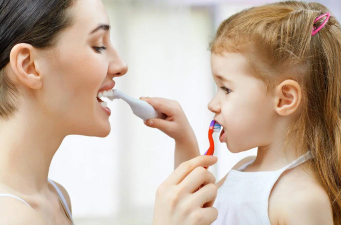 Kinder Zahnpflege: Diese Fehler machen Eltern häufig