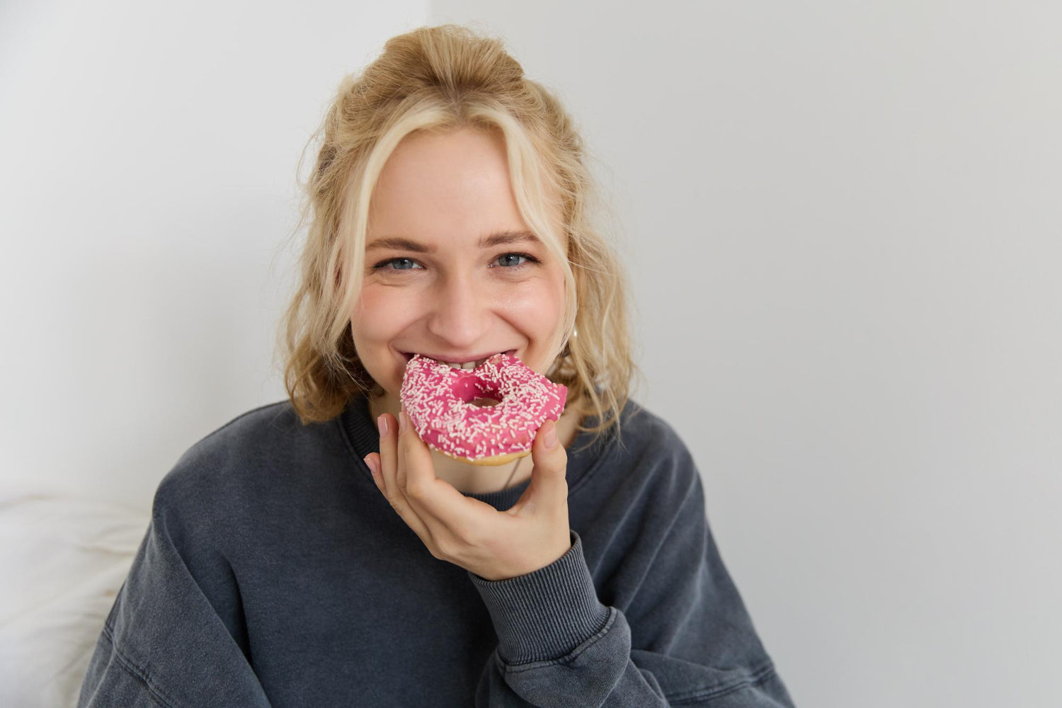 Junge Frau Isst einen Donut