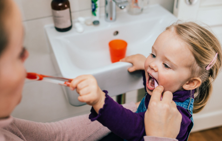 Zähneputzen beim Kleinkind: Tipps zur richtigen Pflege