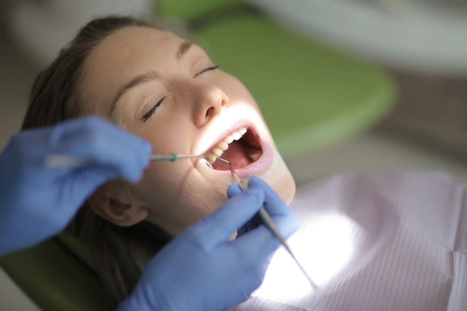 Zahnschmelzabbau löst häufig Zahnschmerzen aus: Was Sie dagegen tun können