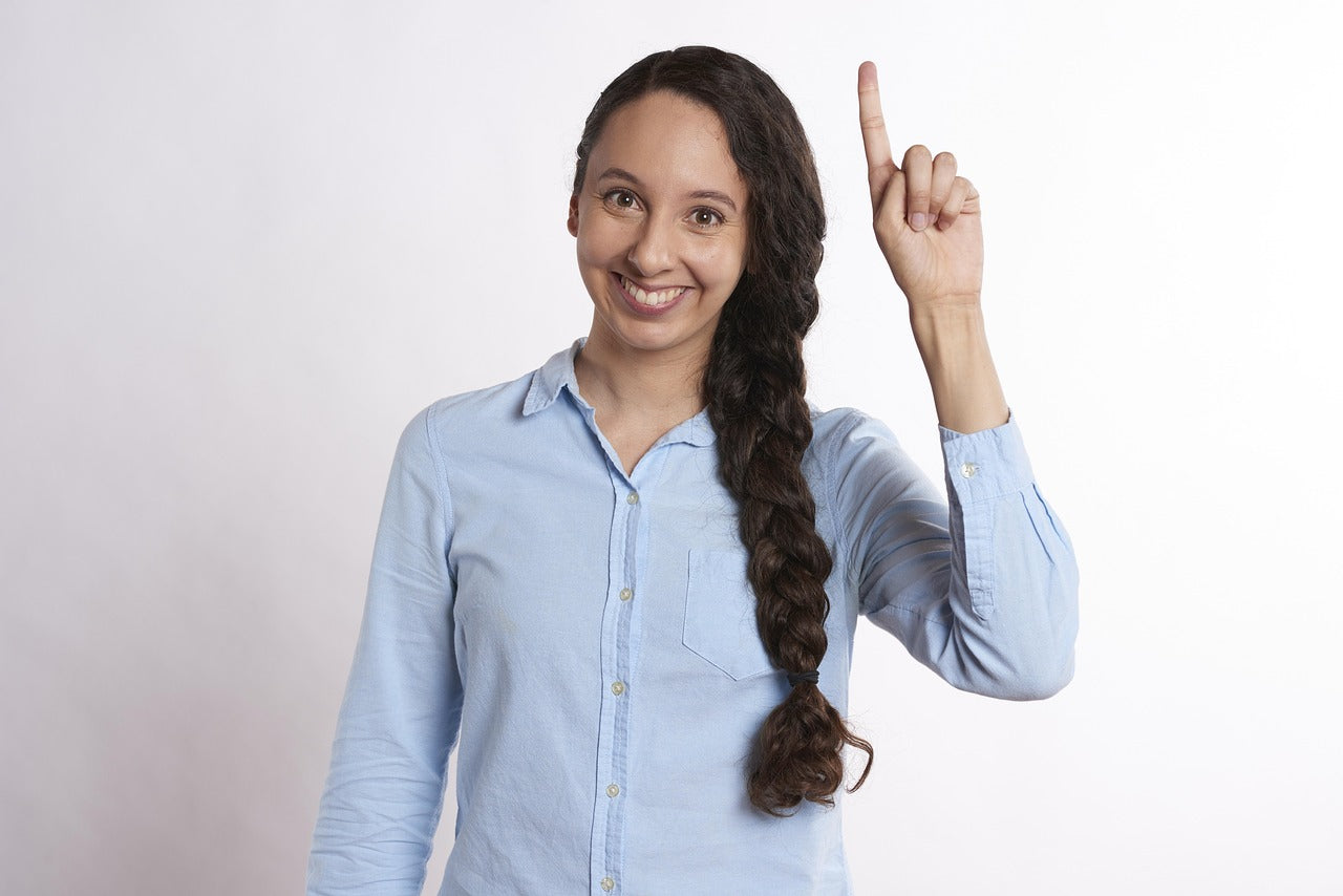 Frau hält ihre Hand hoch